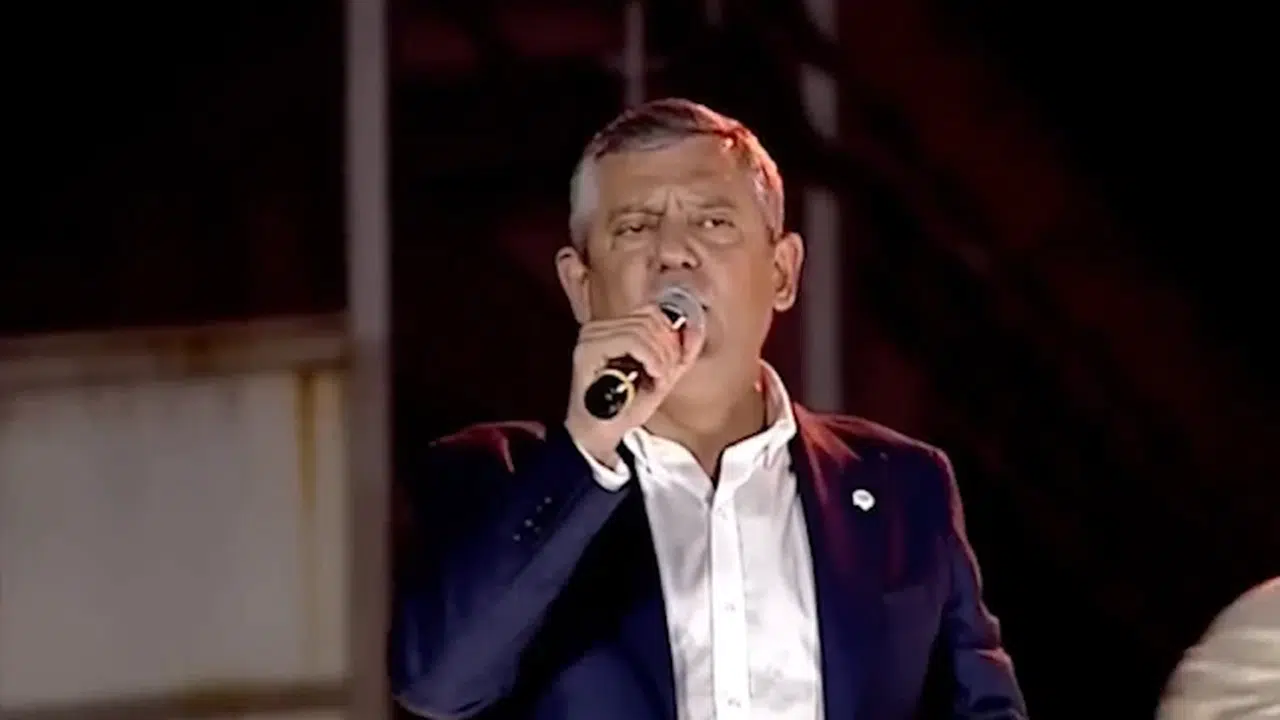 Özgür Özel Halk TV önündeki mitingde vatandaşlara sokağa çıkma çağrısı yaptı