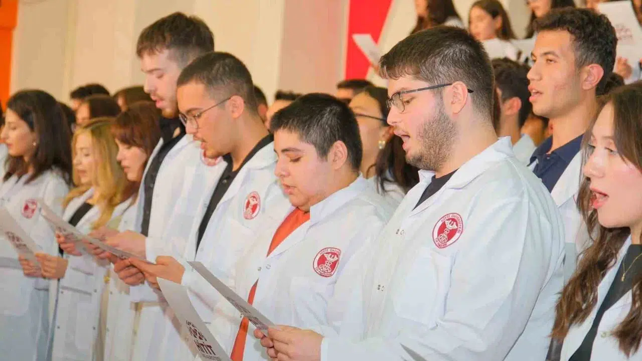 Hitit Üniversitesi Tıp Fakültesi öğrencileri beyaz önlüklerini giydi
