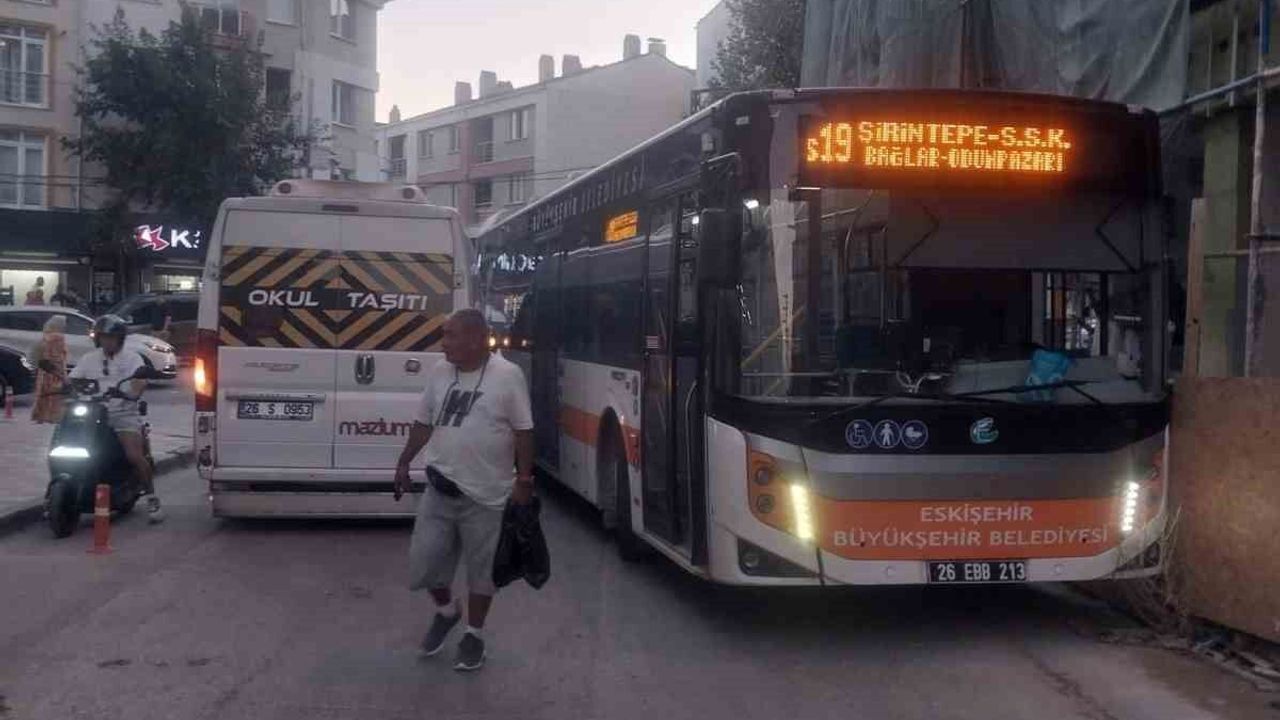 Eskişehir'de hatalı park edilen servis aracı trafiği durma noktasına getirdi