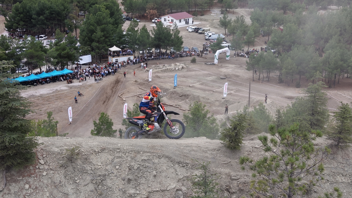 Osmancık'ta 36 sporcu enduro motosiklet yarışlarında mücadele etti