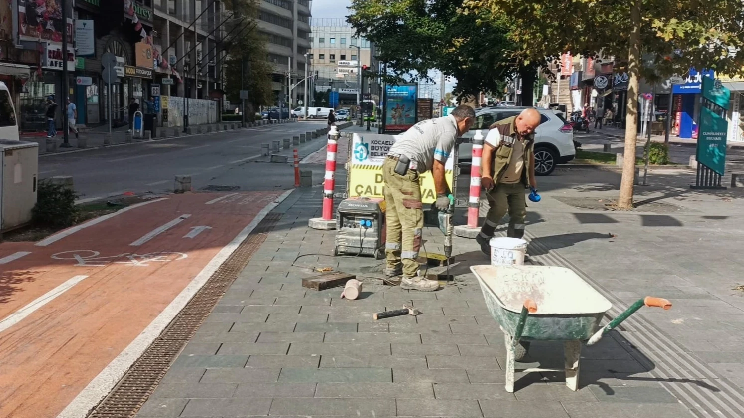 Kocaeli Büyükşehir Belediyesi İzmit'teki yaya yollarını onarıyor