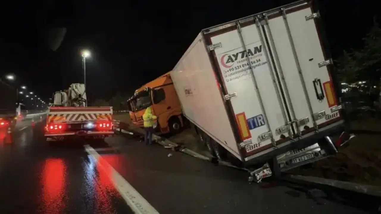 Kuzey Marmara Otoyolu'nda tır bariyerlere çarparak durabildi