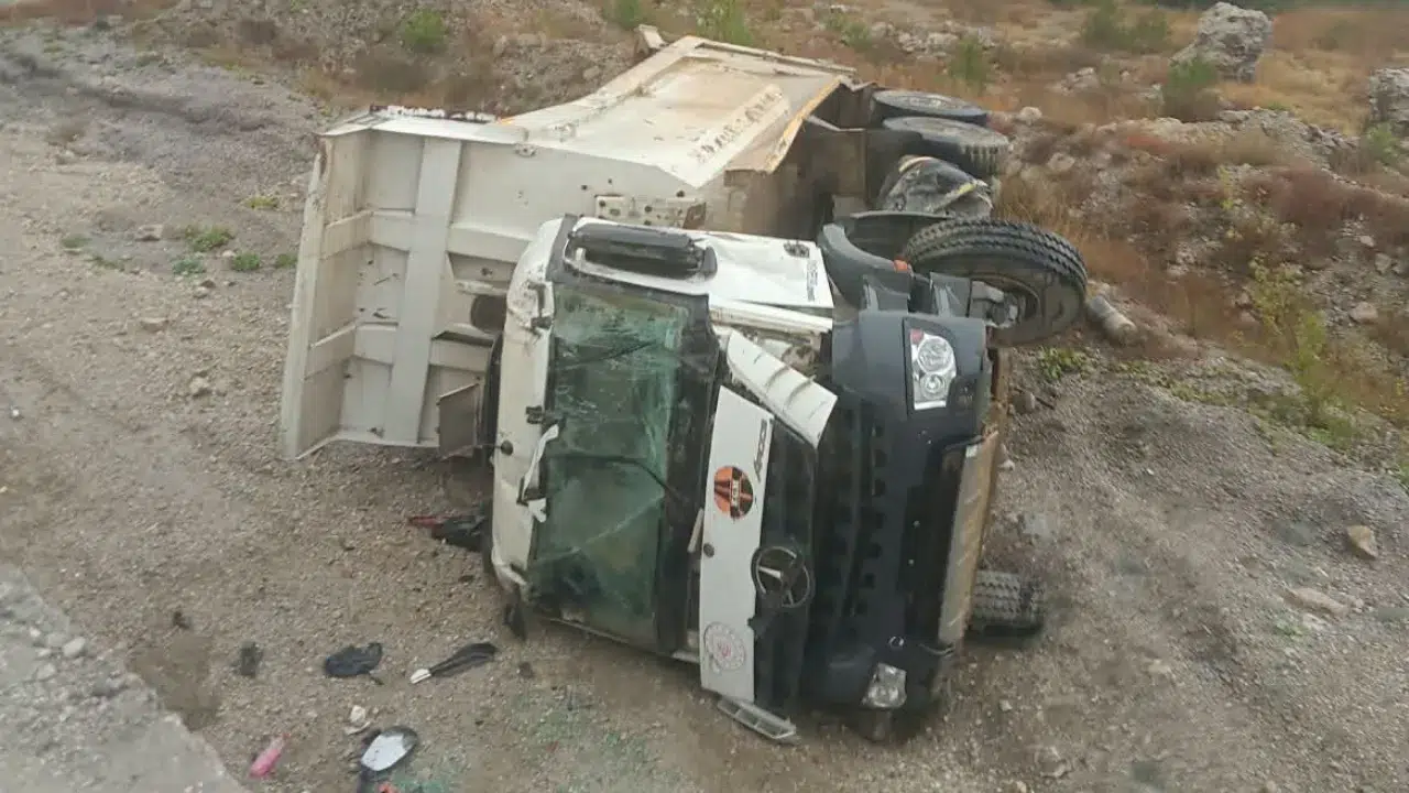 Bolu'da kontrolden çıkan hafriyat kamyonu şarampole yuvarlandı