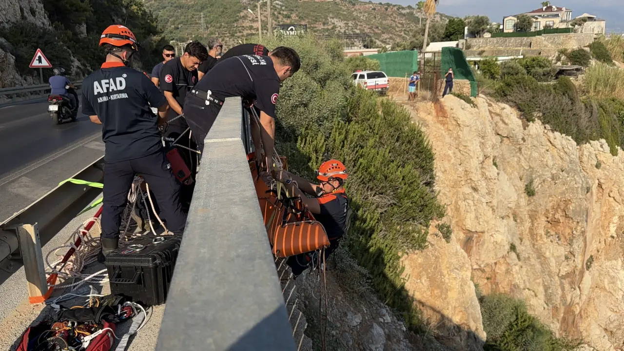 Alanya'da kayalıkta mahsur kalan vatandaş halat sistemiyle kurtarıldı