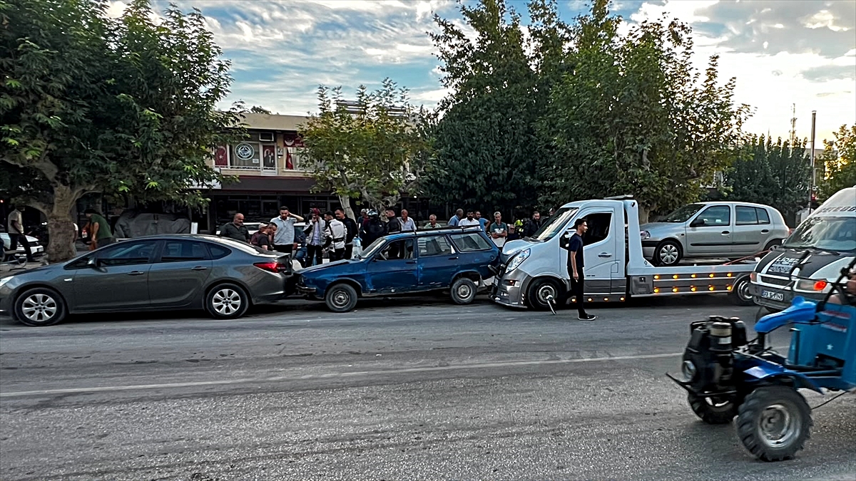 Mersin Mut'ta çekicinin karıştığı zincirleme kazada 4 araç hasar gördü