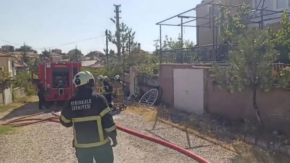 Kırıkkale'de iki katlı bir evin çatısında yangın çıktı