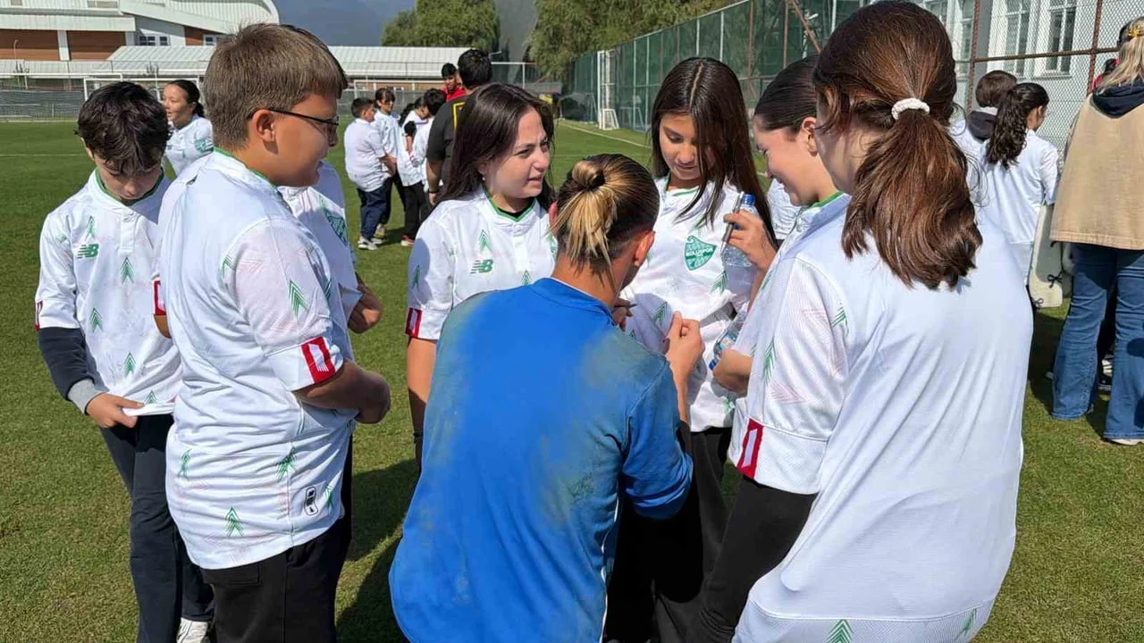 Bolu'da 40 öğrenci Boluspor antrenmanını ziyaret etti