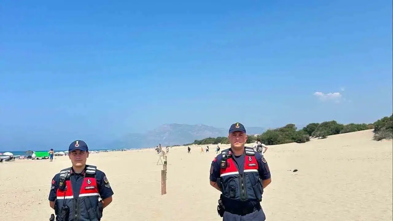 Jandarma Patara Plajı'ndaki deniz kaplumbağası yuvalarını denetledi