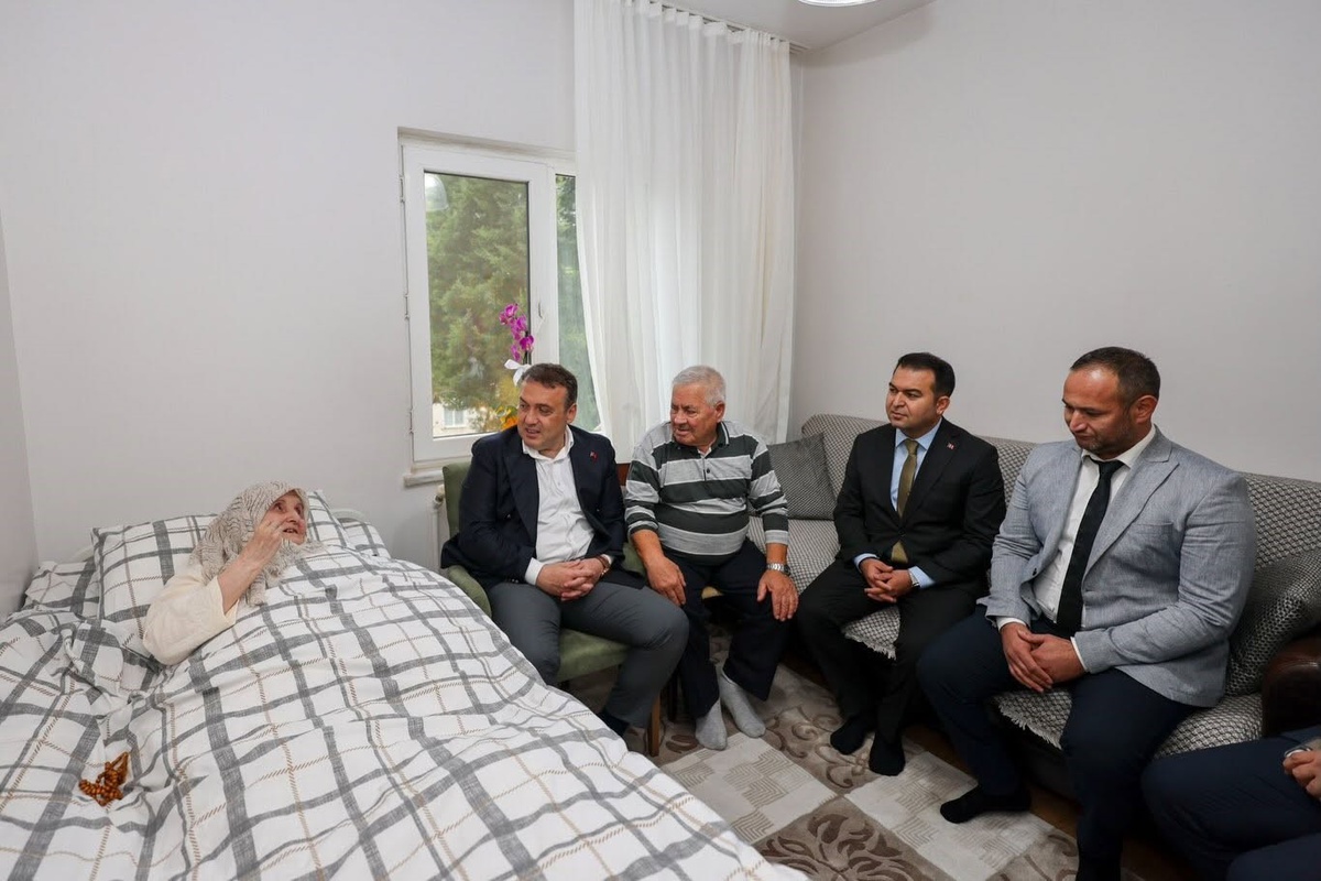 Bilecik Valisi Sözer Osmangazi Mahallesi'nde yaşlı çifti ziyaret etti