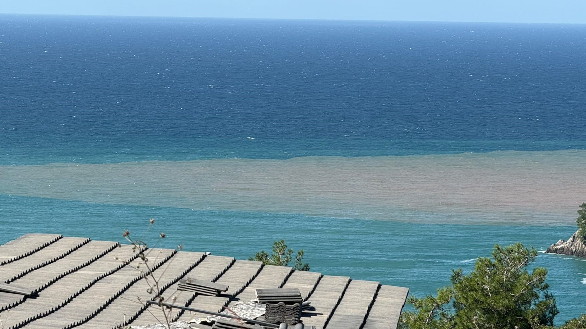 Bartın'da şiddetli yağış sonrası deniz rengi kahverengiye döndü