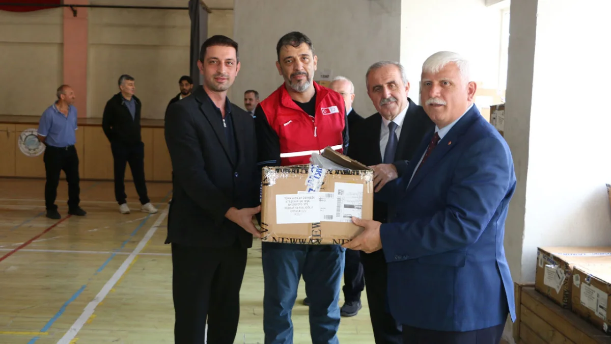 Trabzon'un Of ilçesinde ihtiyaç sahibi öğrencilere giysi yardımı yapıldı