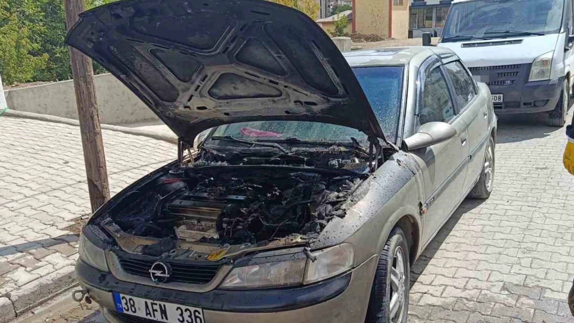 Tatvan'da park halindeki otomobil motorunda çıkan yangında kullanılamaz hale geldi