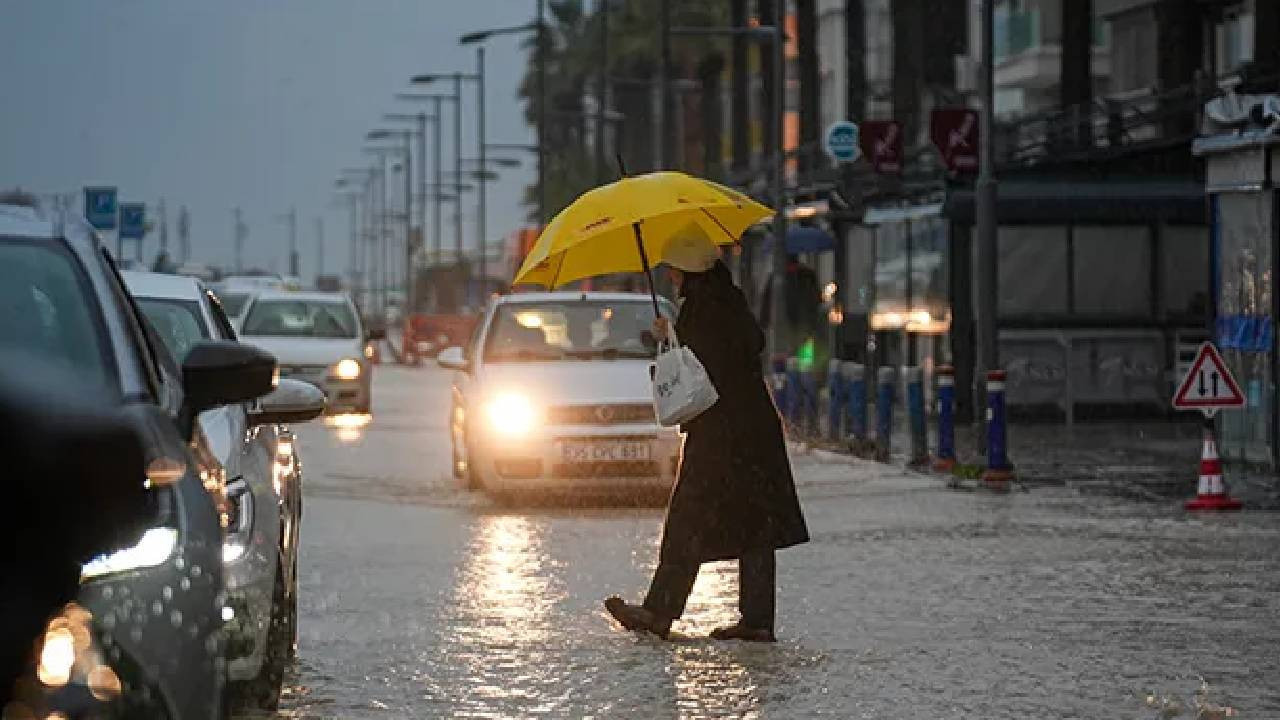 İzmir'de gök gürültülü sağanak yağış ve sıcaklık düşüşü bekleniyor