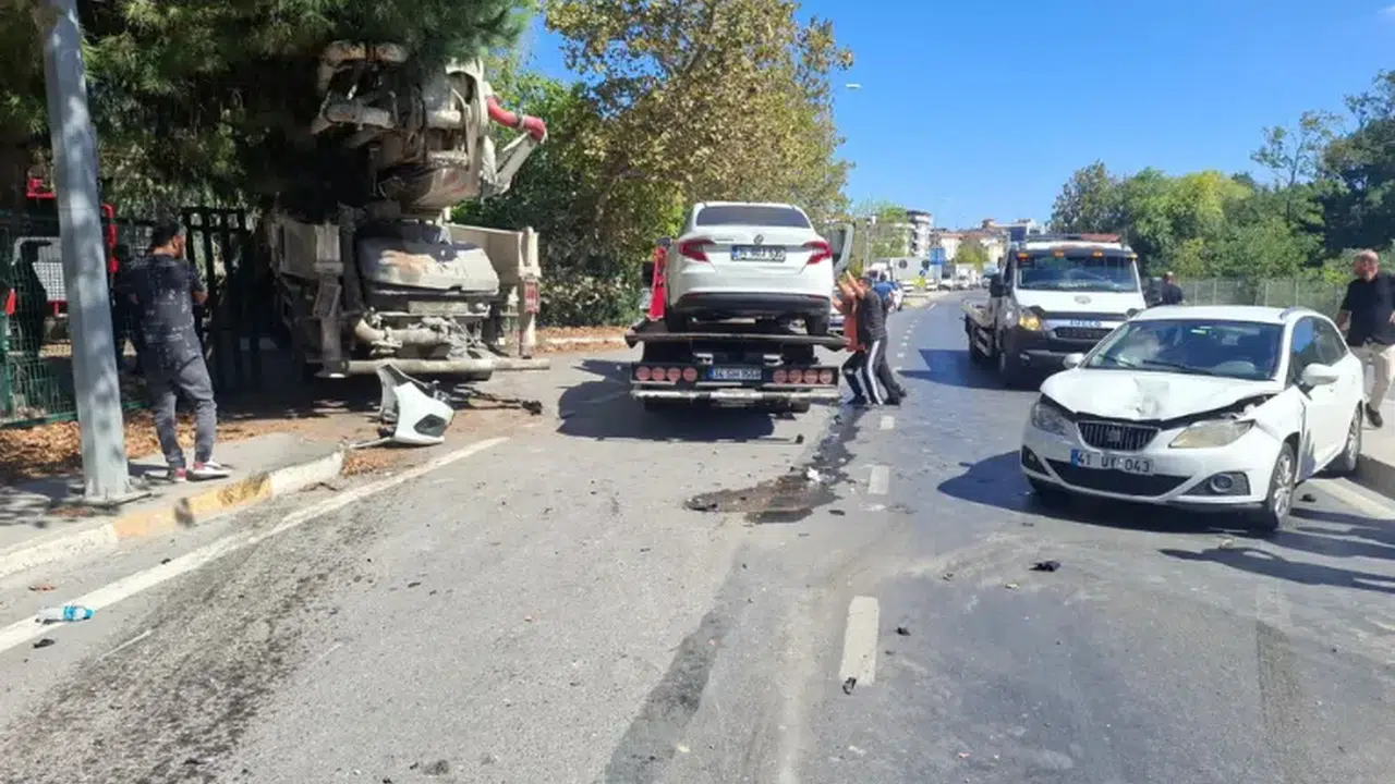 Sancaktepe'de beton pompası kontrolden çıkarak 3 araca çarptı