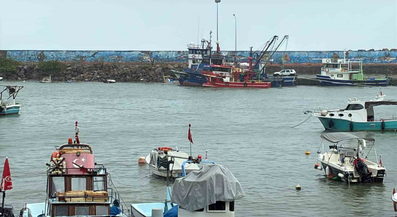 Akçakoca'da fırtına nedeniyle dalga boyu 5 metreyi buldu
