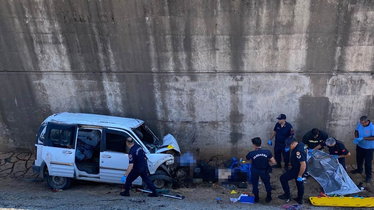 Gaziantep'te köprüden şarampole düşen araçta 2 kişi hayatını kaybetti
