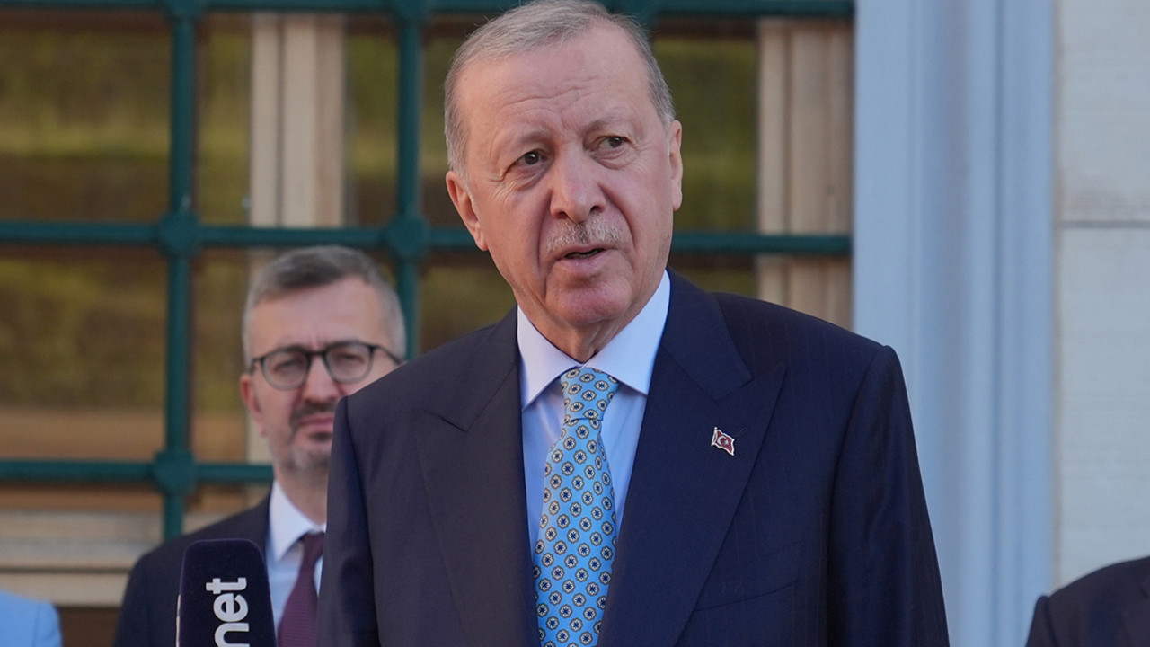 Cumhurbaşkanı Erdoğan anne ve babasının kabrini ziyaret etti