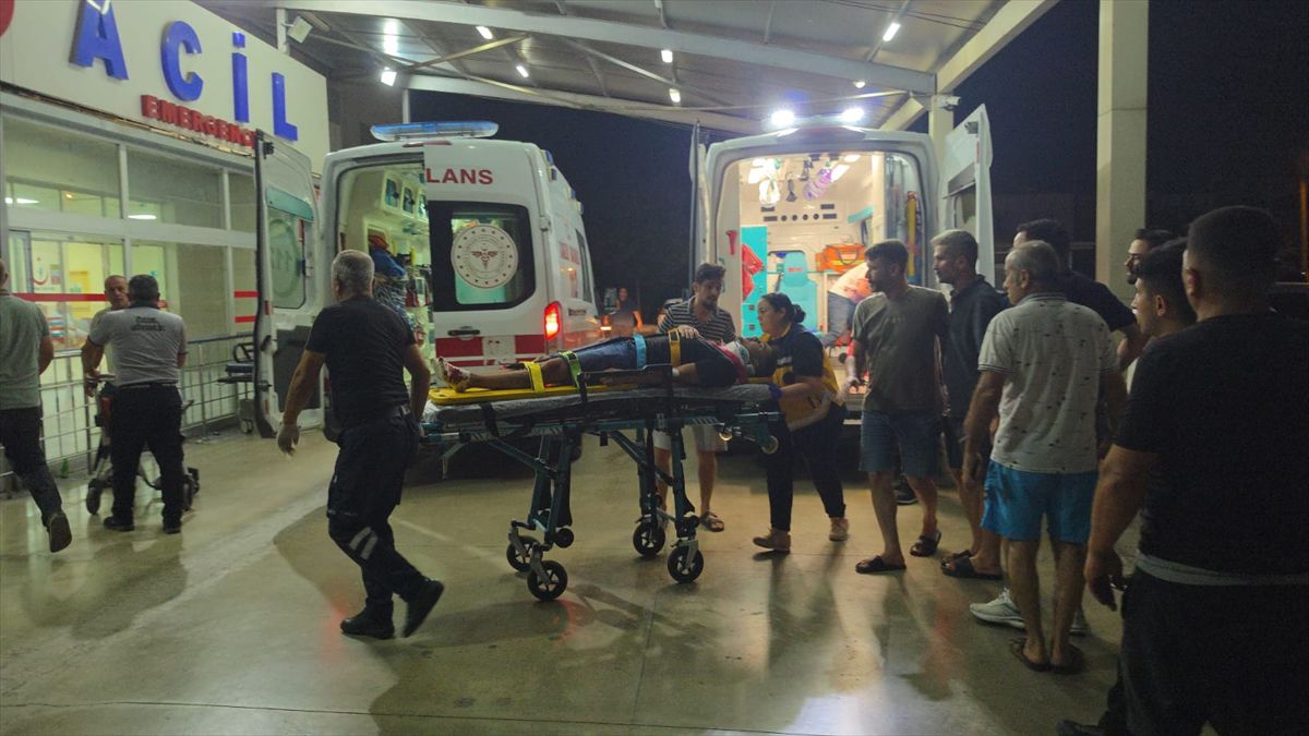 Adana'nın Kozan ilçesinde iki otomobilin çarpışması sonucu 4 kişi yaralandı