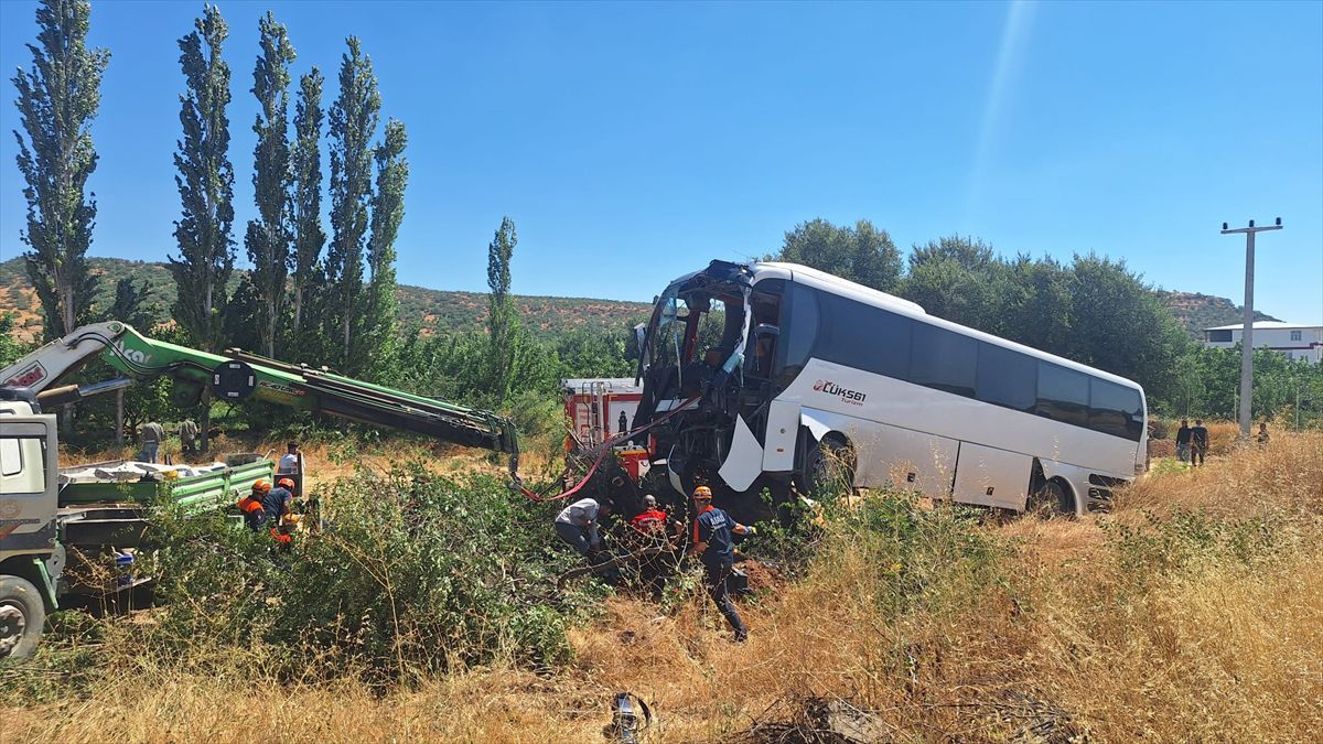 Diyarbakır'da ağaca çarpan otobüste 2 kişi yaralandı