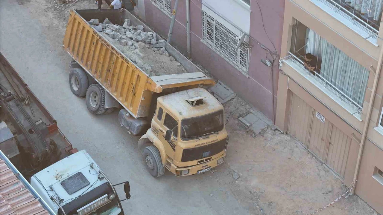 Eskişehir'de yol çökmesi sonucu park halindeki kamyon çukura düştü