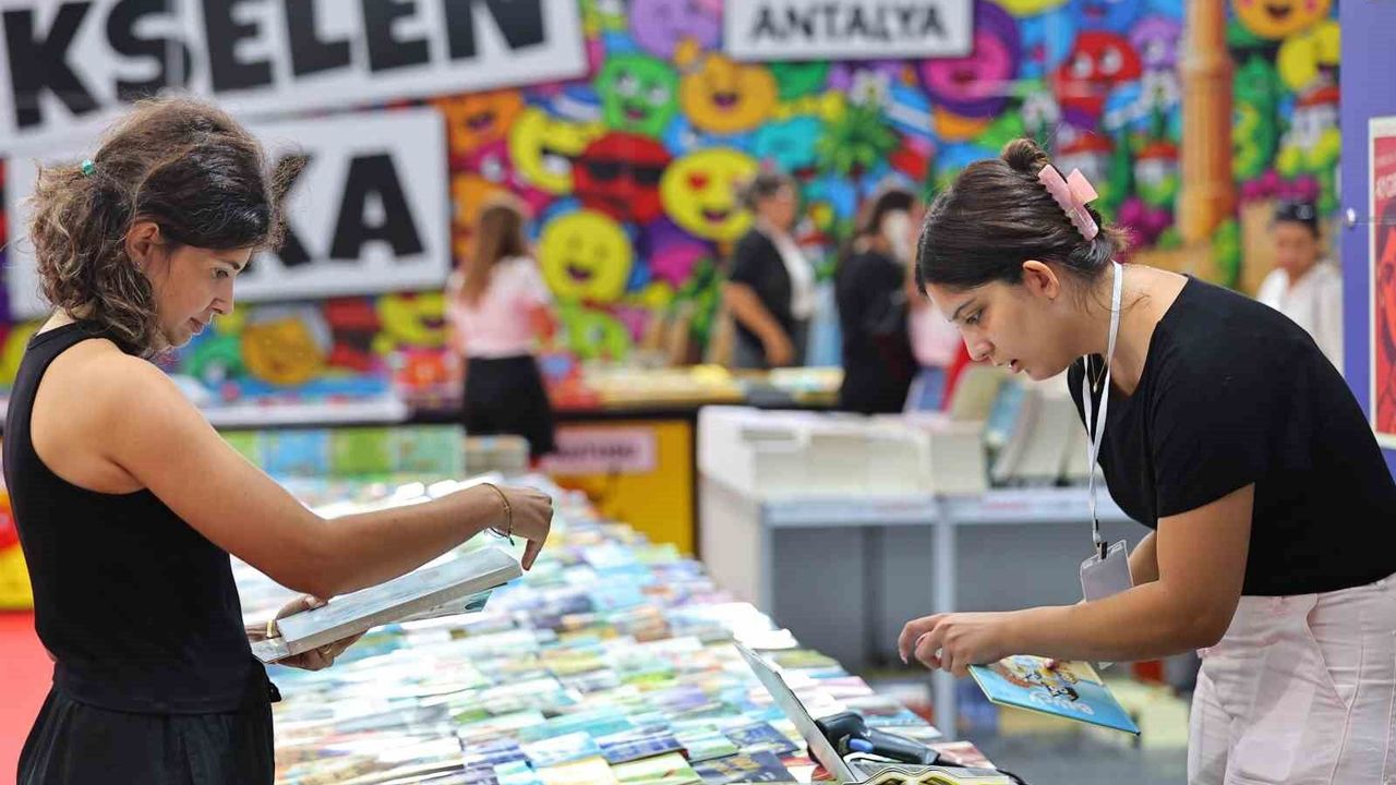 16. Antalya Kitap Fuarı Cam Piramit'te kapılarını açtı