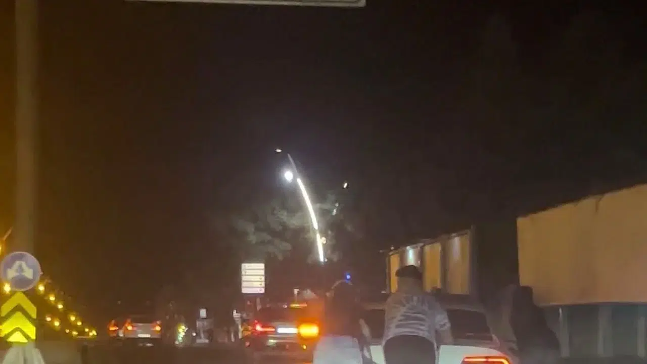 Batman'da üç kişi hareket halindeki otomobile tutunarak patenle ilerledi