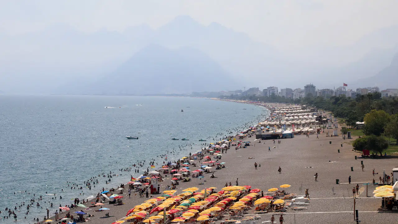 Antalya'da yüksek nem nedeniyle hissedilen sıcaklık 42 dereceye ulaştı