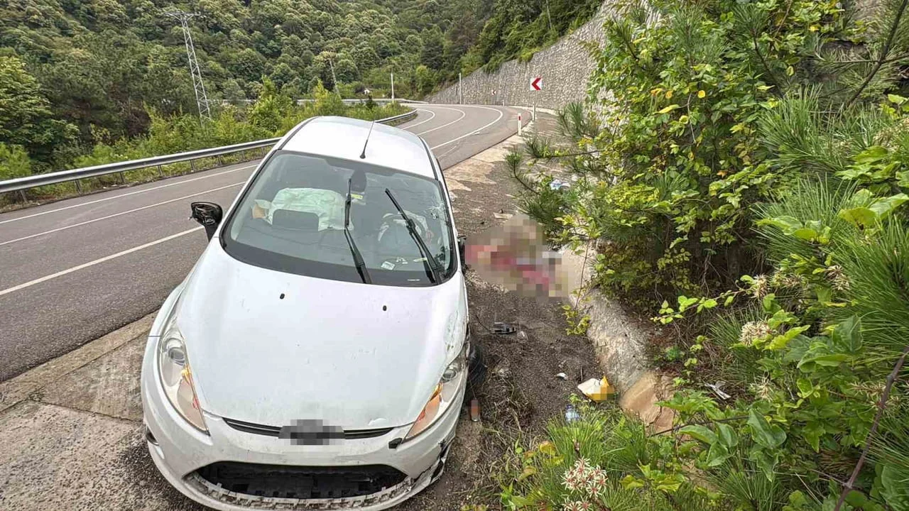 Amasra'da otomobilin istinat duvarına çarpıp devrilmesi sonucu 3 kişi yaralandı
