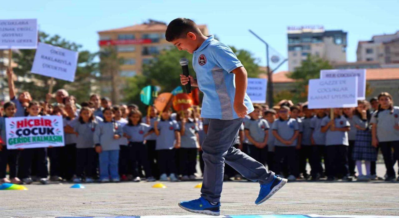 Elazığ'da öğrenciler Gazzeli akranlarına destek için toplandı