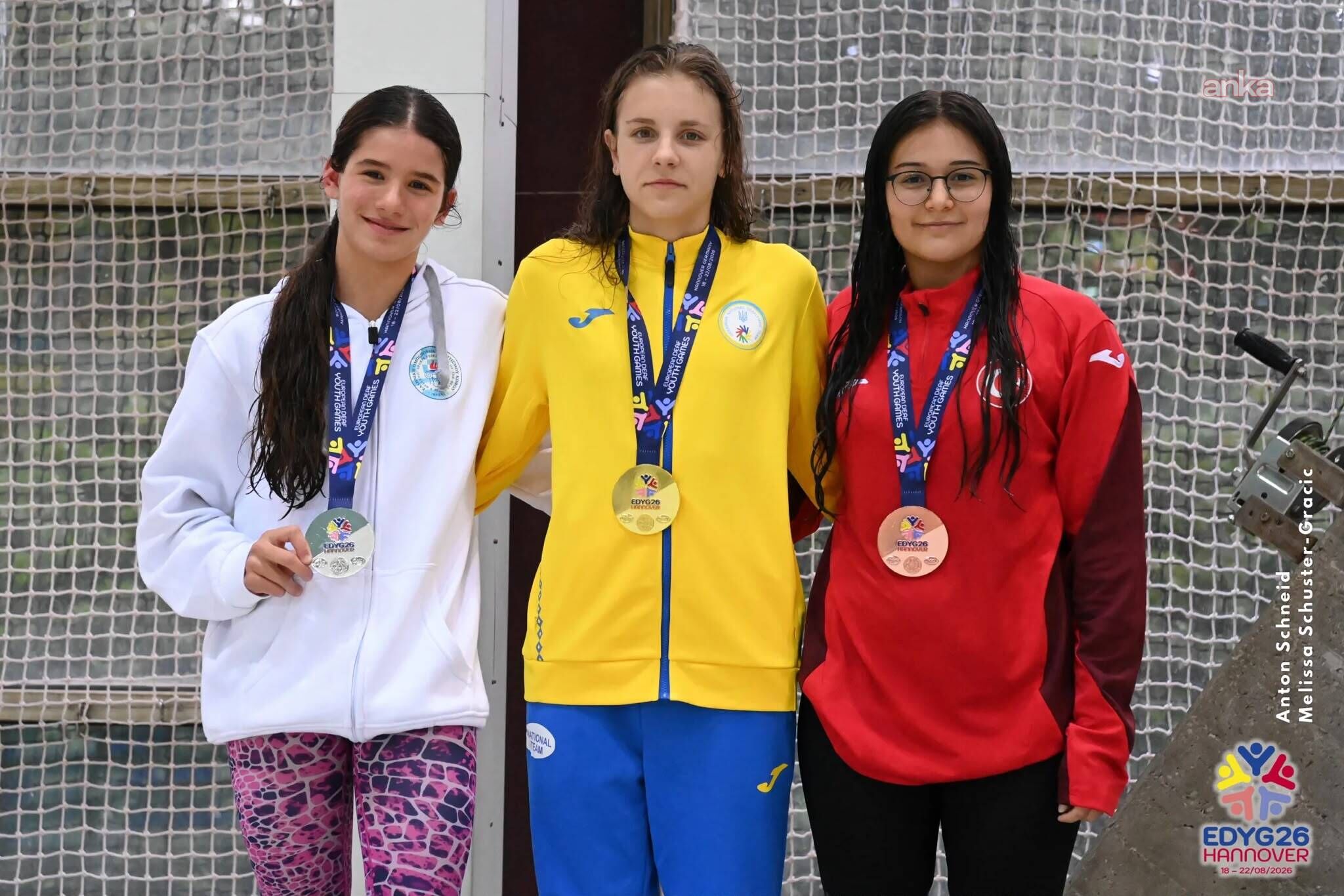 Milli yüzücü İdil Bengisu Tunçbilek Avrupa'da gümüş madalya kazandı