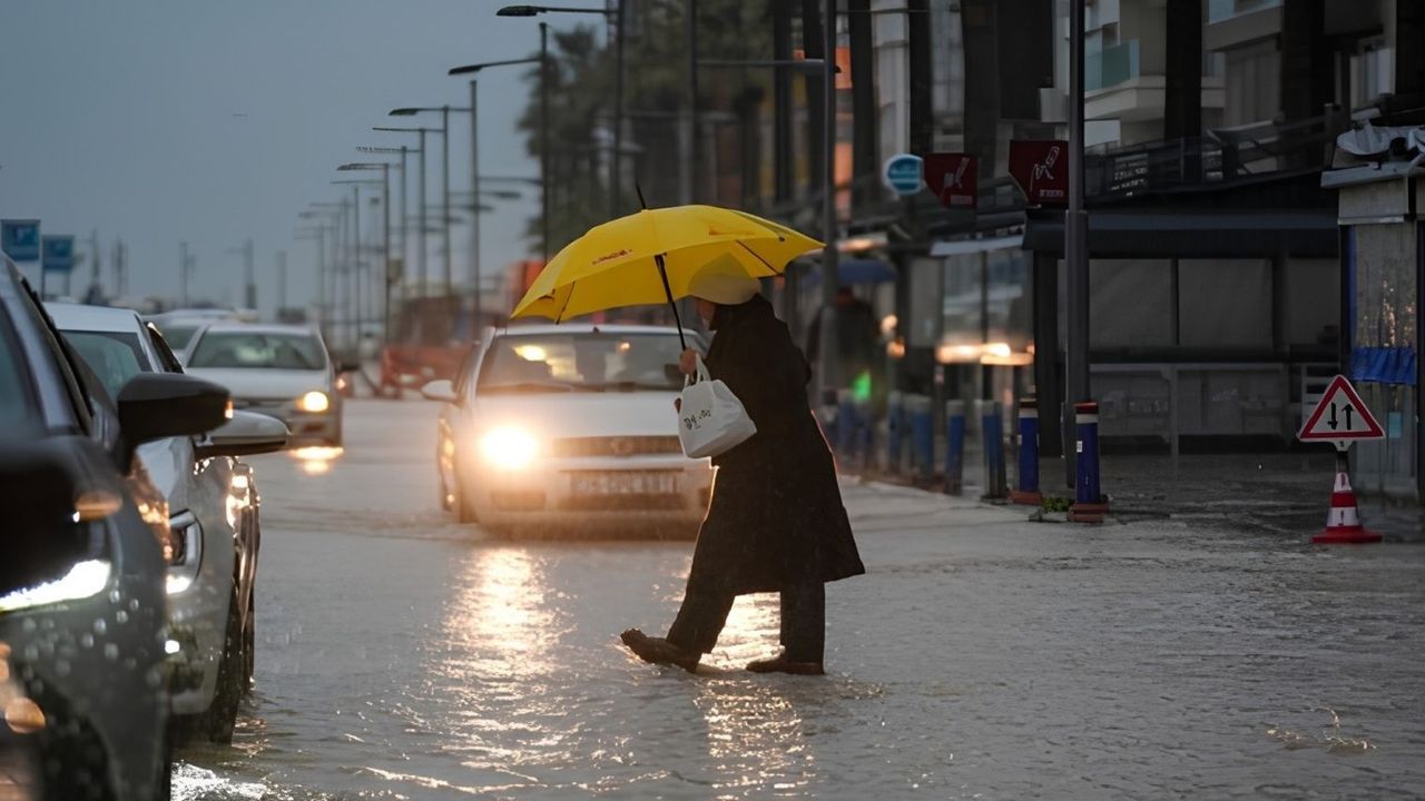 İzmir'de hafta sonu parçalı bulutlu hava yerini pazartesi sağanağına bırakıyor