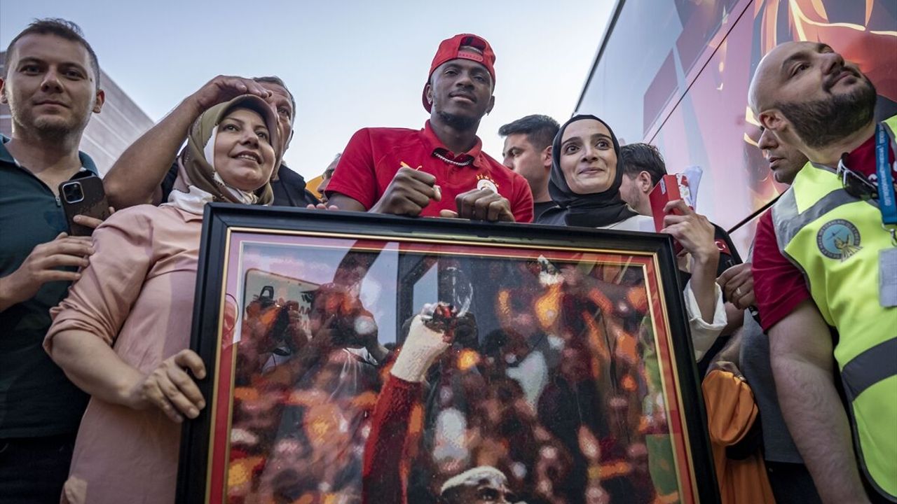 Sümeyye Aydın, 135 bin boncuktan oluşan tabloyu Victor Osimhen'e hediye etti