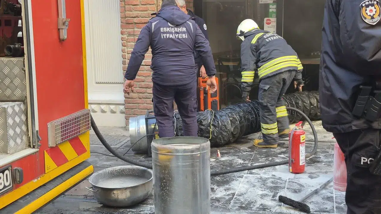 Eskişehir'de bir çiğ börek dükkanında çıkan yangında 2 işçi dumandan etkilendi