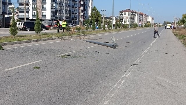Konya'da otomobil refüjdeki direği devirip tarlaya yuvarlandı