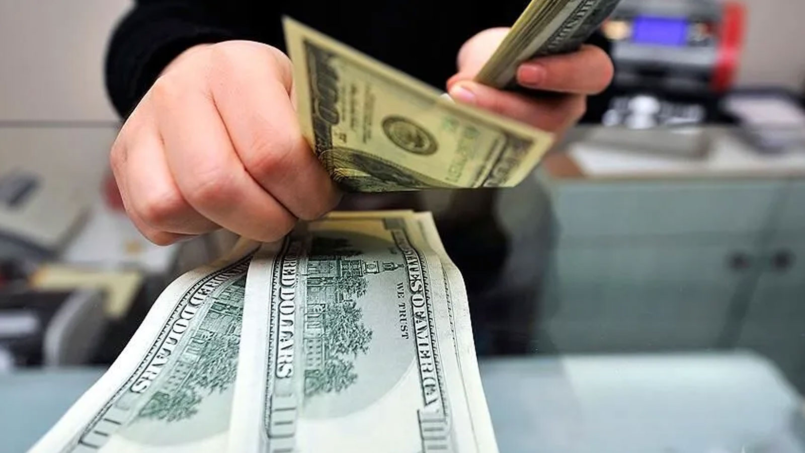 Döviz mevduatları parite etkisinden arındırılmış verilerle 1,1 milyar dolar arttı