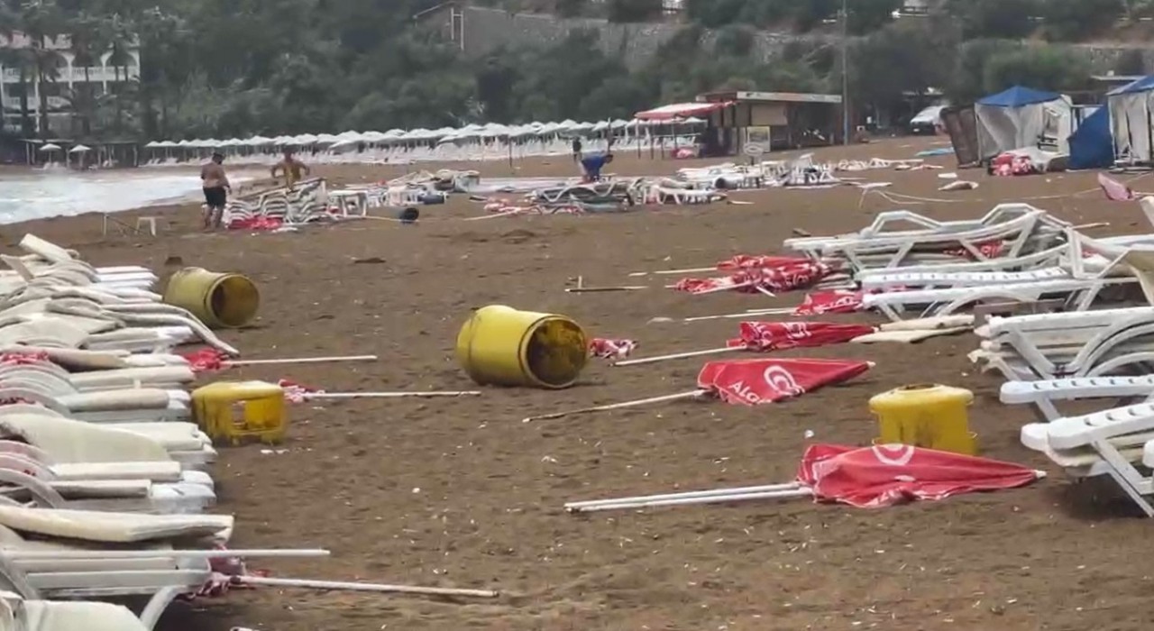 Alanya'da şiddetli rüzgar plaj malzemelerini metrelerce sürükledi