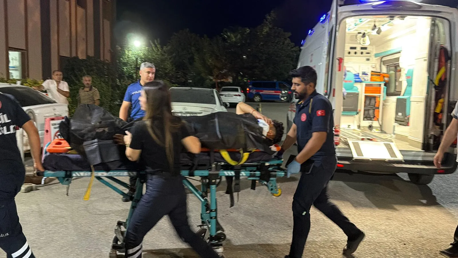 Adıyaman'da kontrolden çıkan otomobil kaldırımda oturan gence çarptı