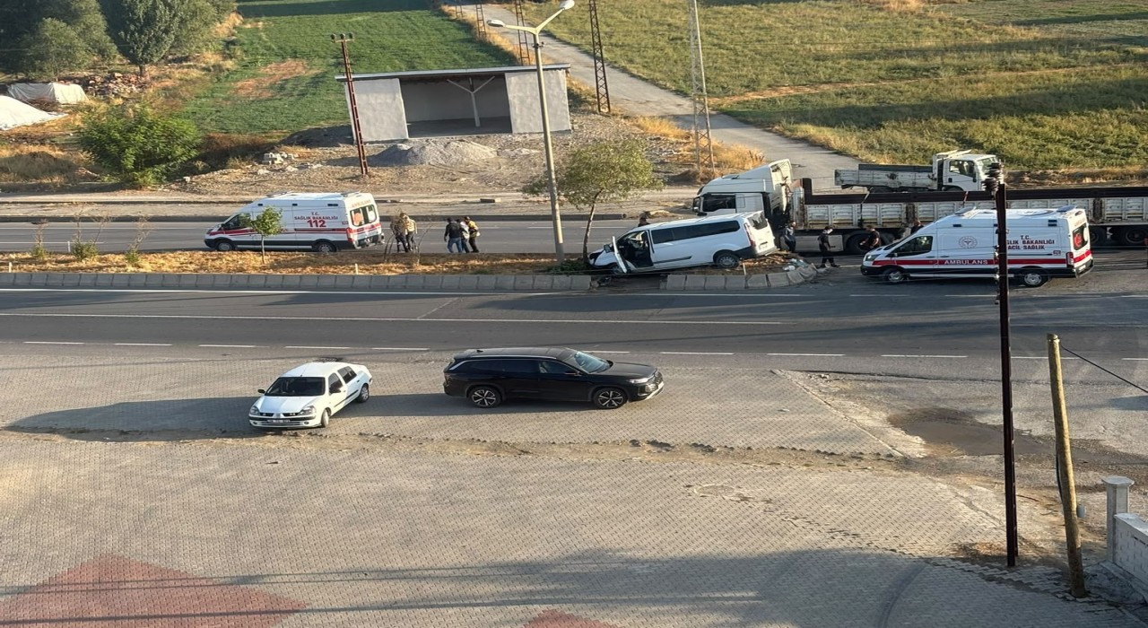 Muş'un Hasköy ilçesinde tır ile panelvan çarpıştı: 3 yaralı