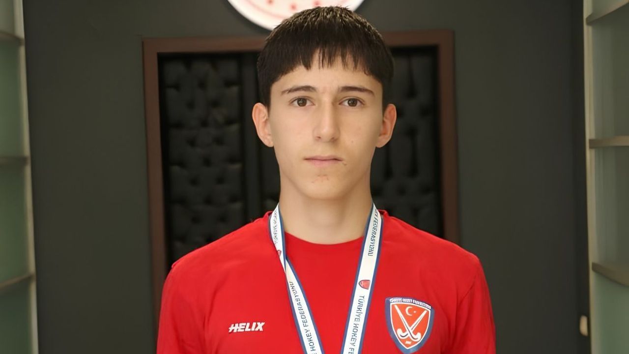 Genç hokeyci Berat Özdemir milli takım aday kadrosuna davet edildi