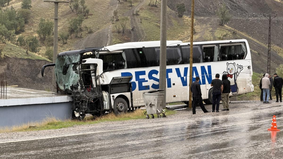 Şırnak'ta otobüs tırla çarpıştı, bir kişi hayatını kaybetti