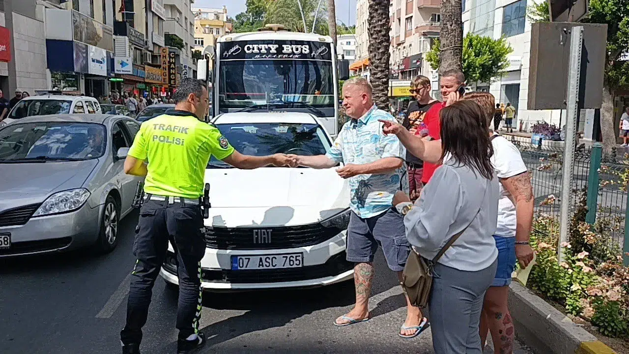 Antalya'da yaya geçidinde duran otomobile minibüs arkadan çarptı