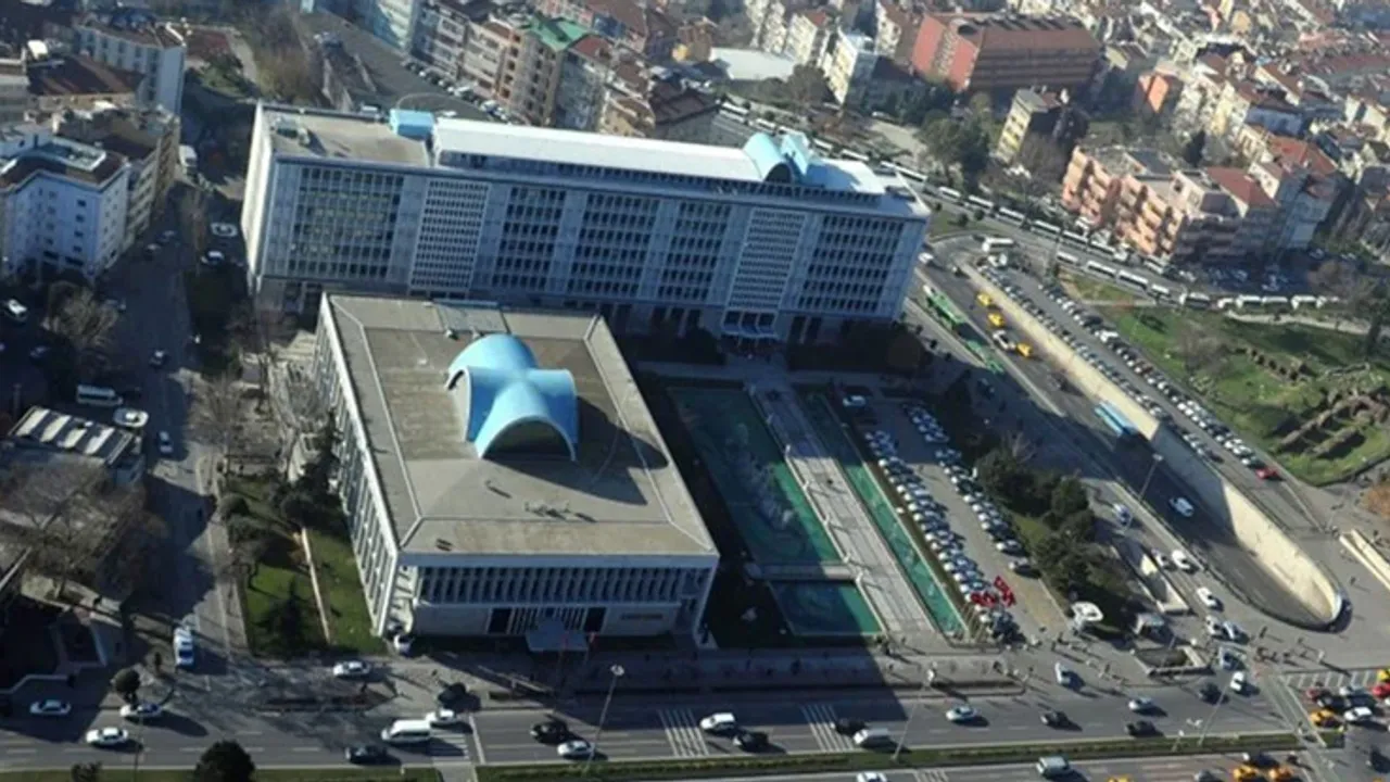 İBB çalışanlarından Saraçhane'de süresiz eylem ve barikat protestosu