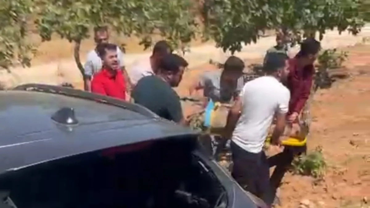 Gaziantep'te kafa kafaya çarpışan iki otomobil tarlaya savruldu