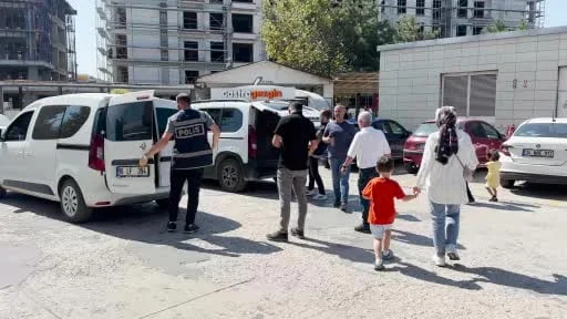 Bursa'da kendilerini polis olarak tanıtan dolandırıcılar yakalandı
