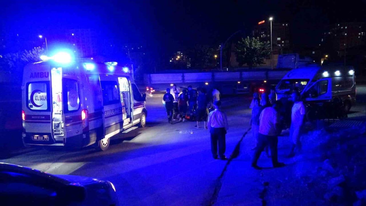 Malatya'da otomobilin motosiklete çarpması sonucu iki kardeş yaralandı