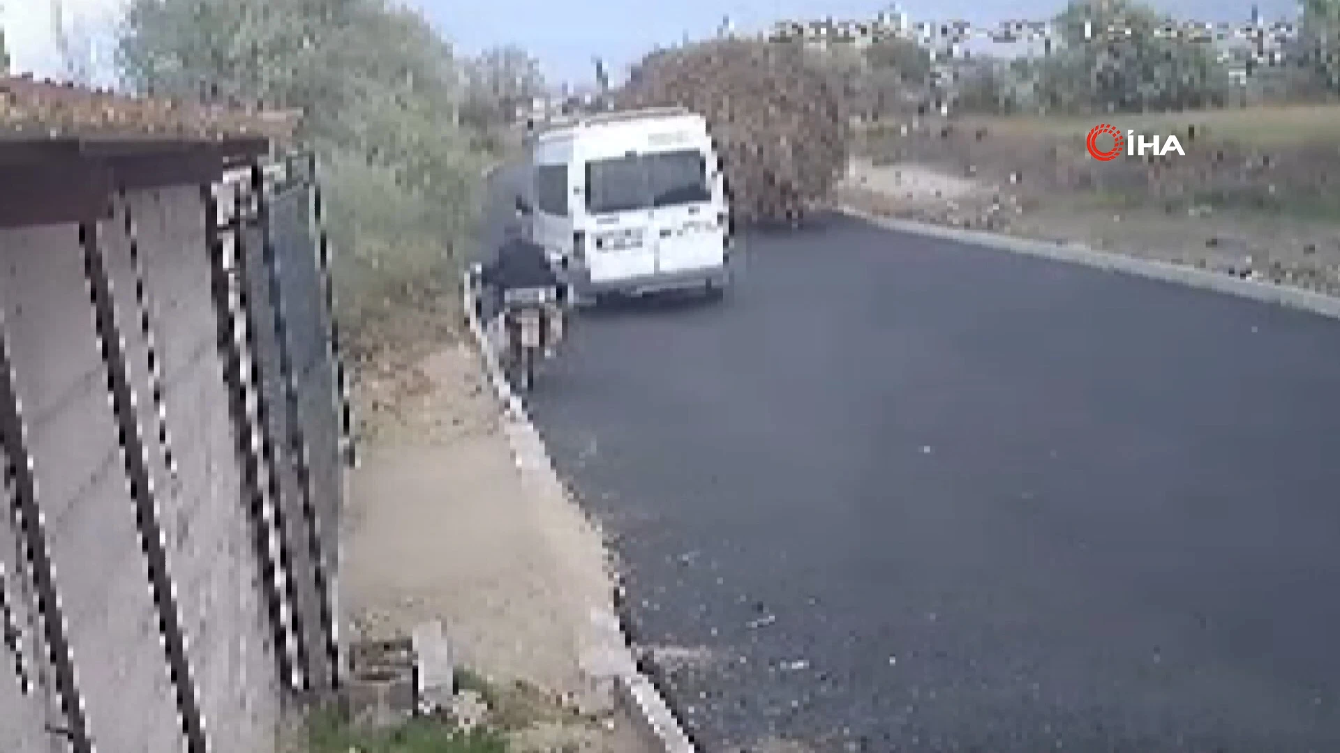 Niğde'de motosiklet sollama yaparken şarampole devrildi