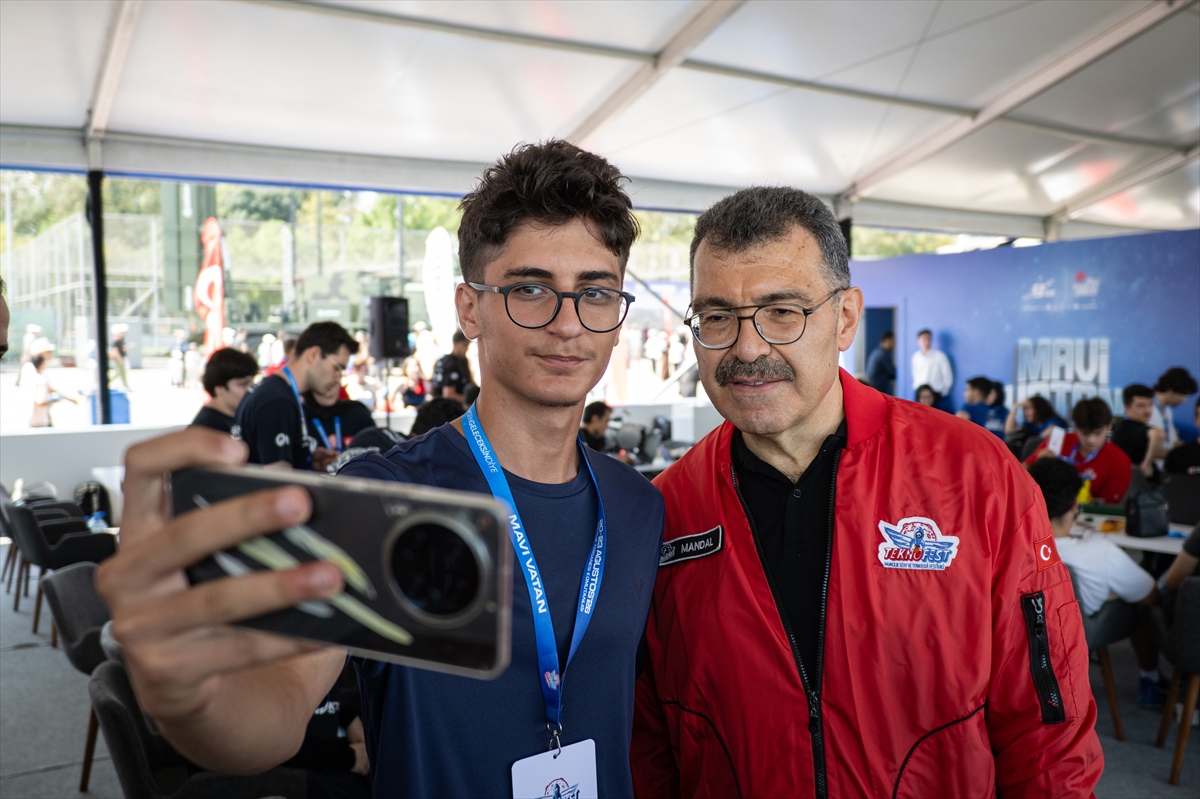 İTÜ Rektörü Mandal TEKNOFEST Mavi Vatan'daki teknoloji yarışmalarını inceledi