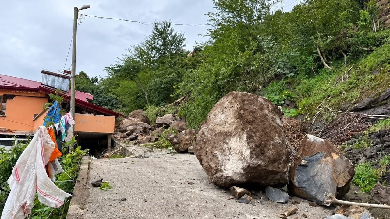 Trabzon'da heyelan sonucu bir evin bir katı toprak ve balçık altında kaldı