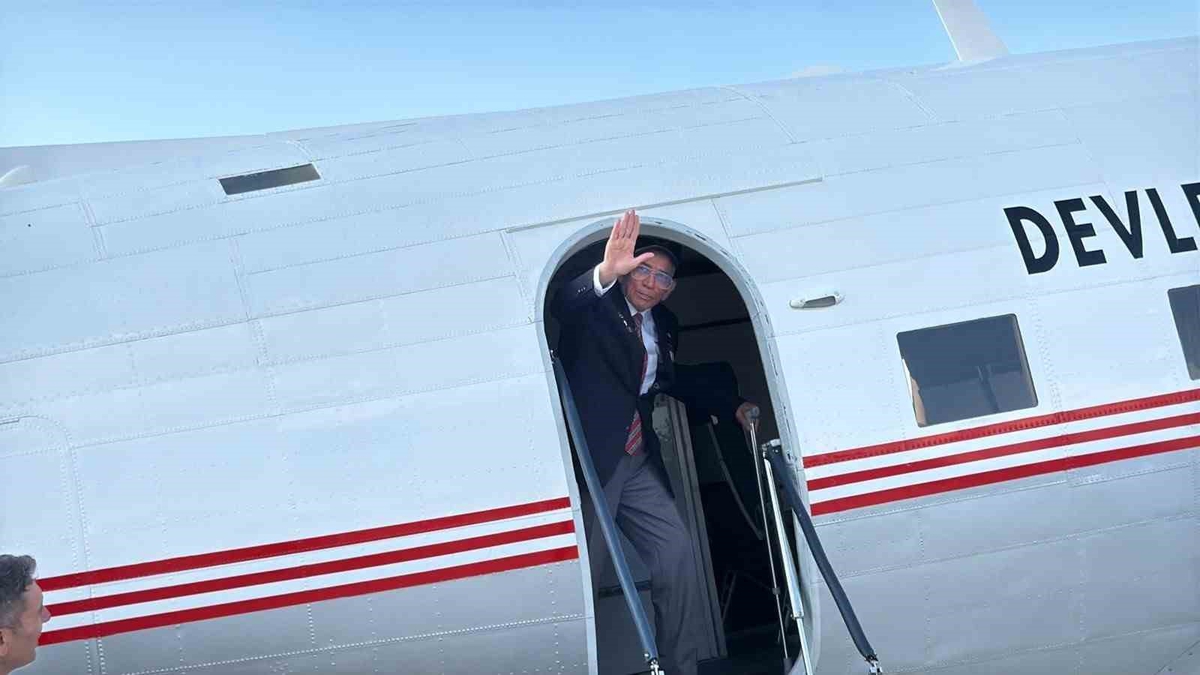 Kıbrıs Gazisi Reşat Çolak geçmişte görev yaptığı uçakla buluştu