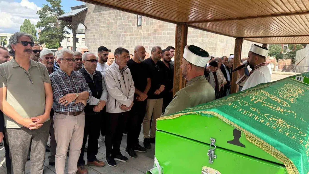 Gazeteci Fuat Kantarcı Erzurum'da toprağa verildi